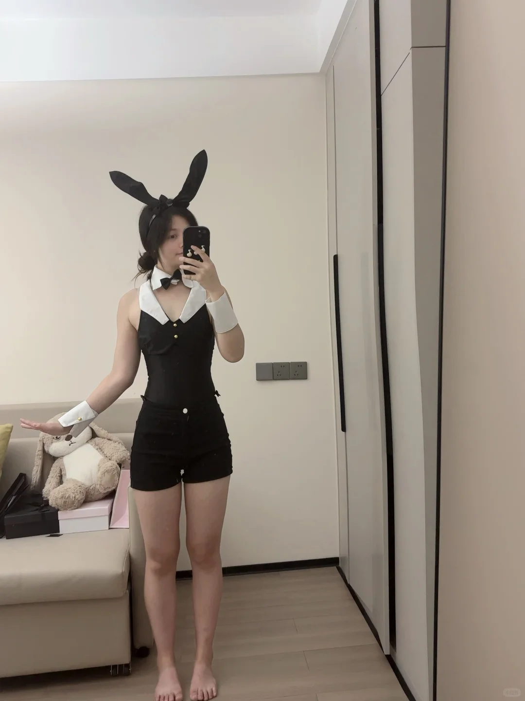 姐妹们帮我左滑上身，看看选黑色还是选白色