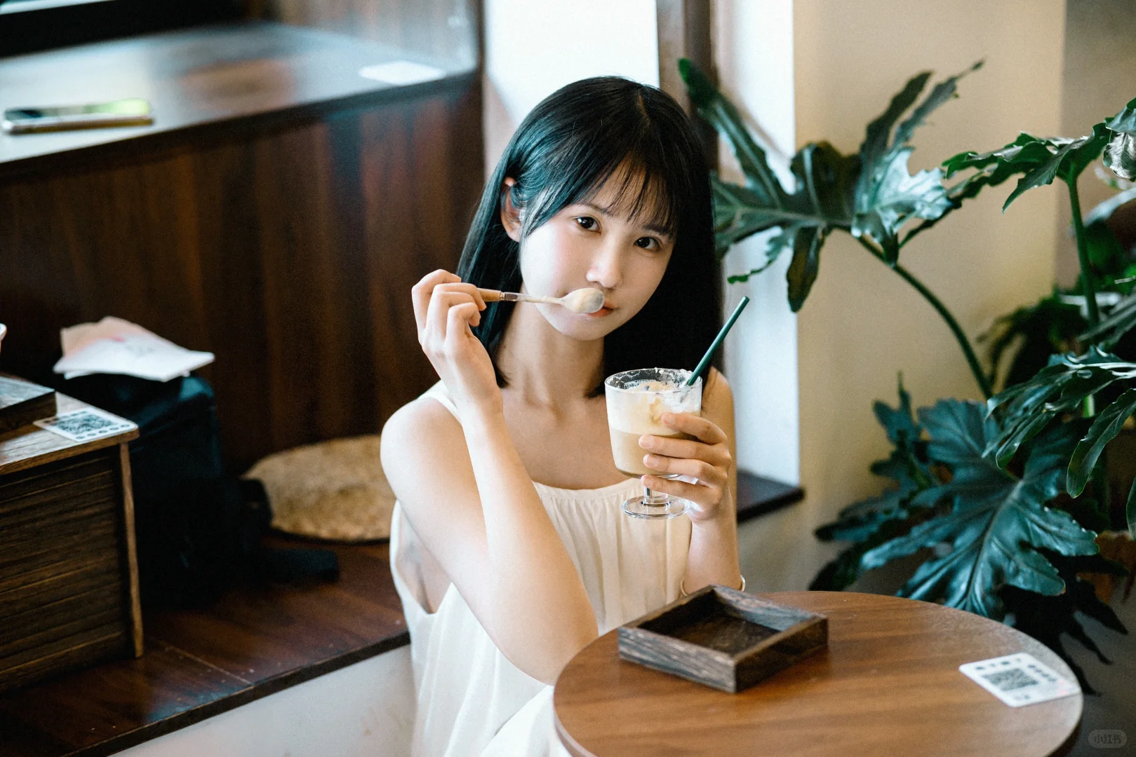 在光线好好的咖啡厅出片啦
