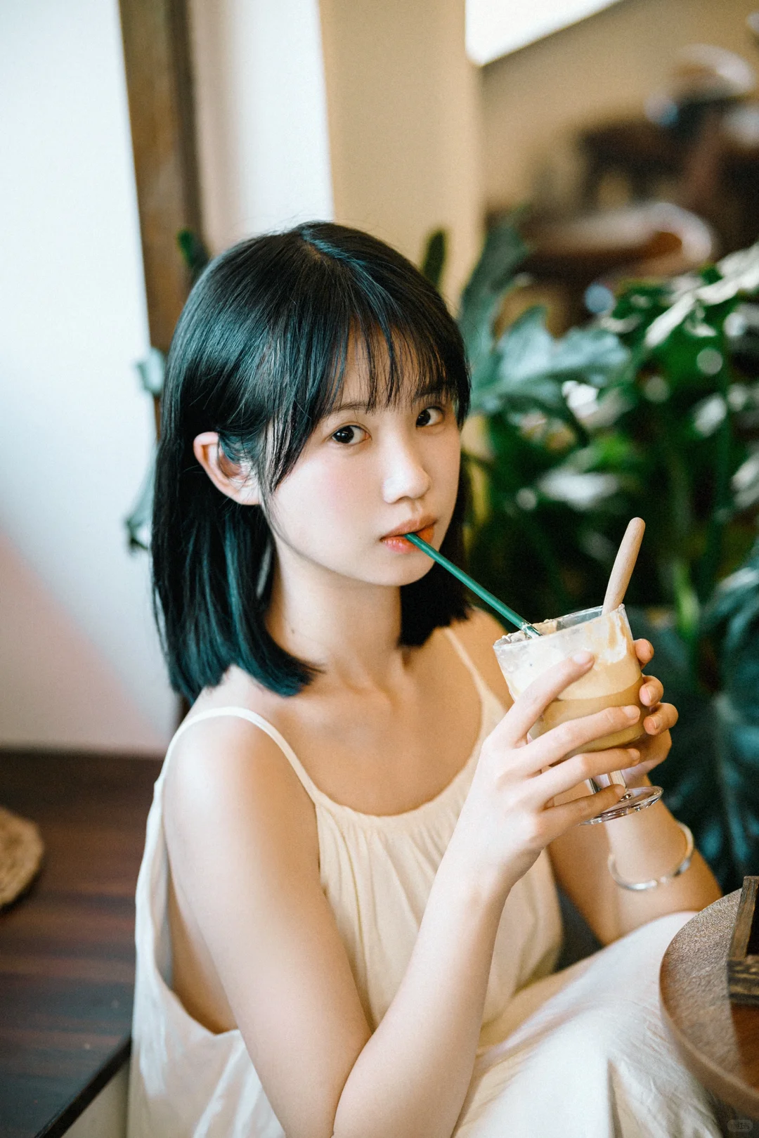 在光线好好的咖啡厅出片啦