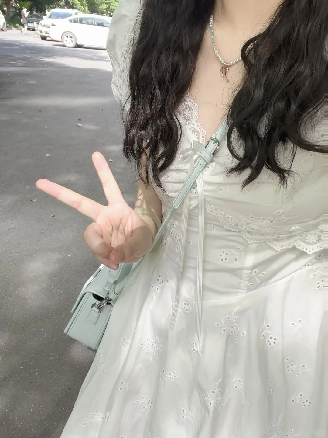 啊啊啊夏日奶油蕾丝拼接刺绣碎花小白裙好乖