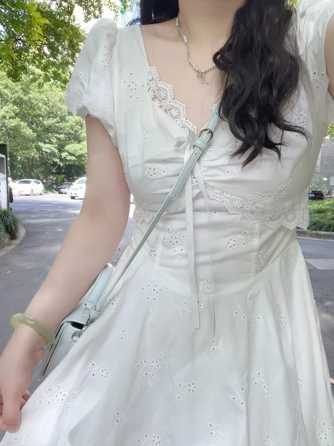 啊啊啊夏日奶油蕾丝拼接刺绣碎花小白裙好乖