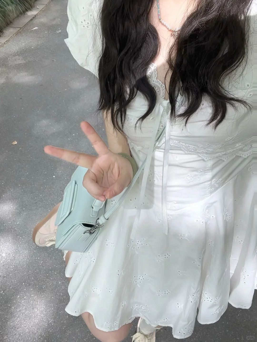 啊啊啊夏日奶油蕾丝拼接刺绣碎花小白裙好乖