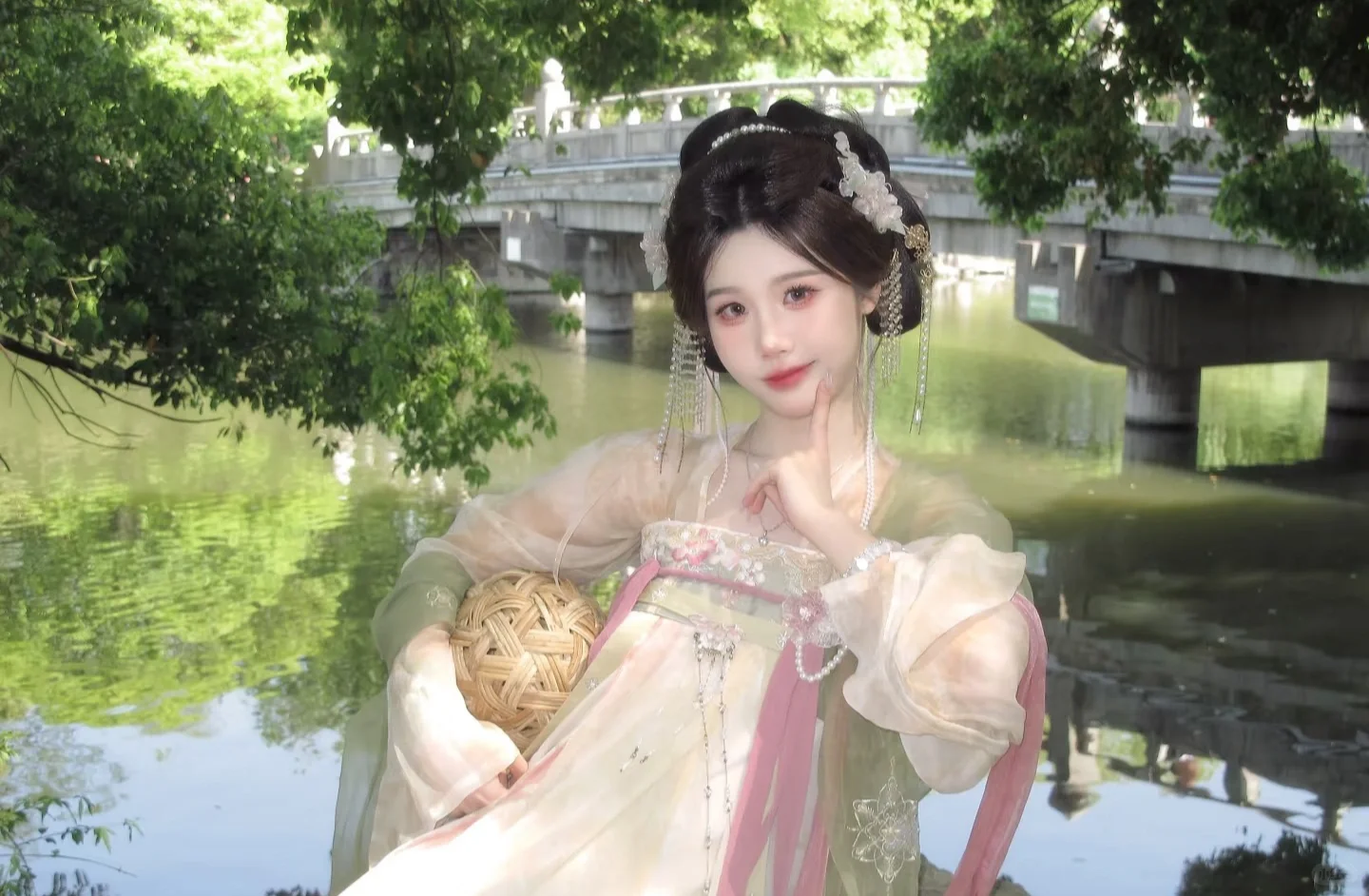 姐妹们帮我选选哪个造型好看 过几天要去拍