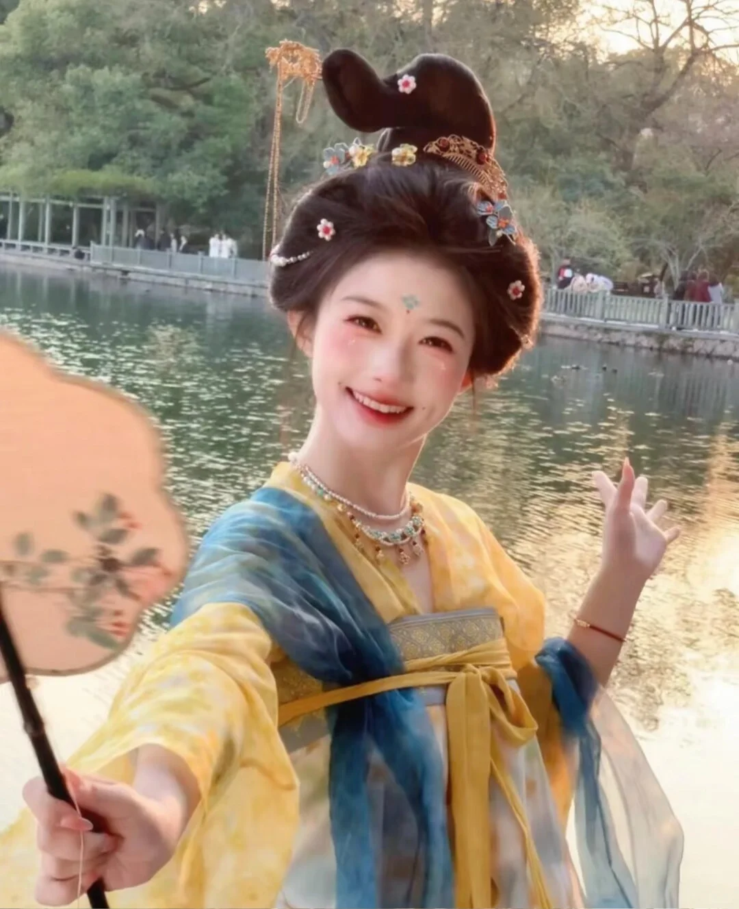 姐妹们帮我选选哪个造型好看 过几天要去拍