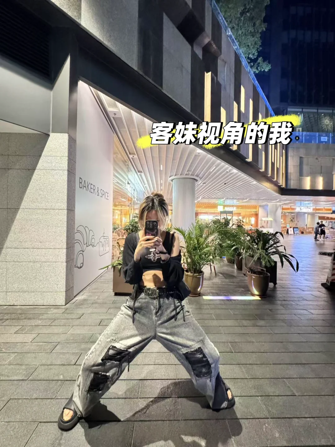 点击查看美女背后的女人