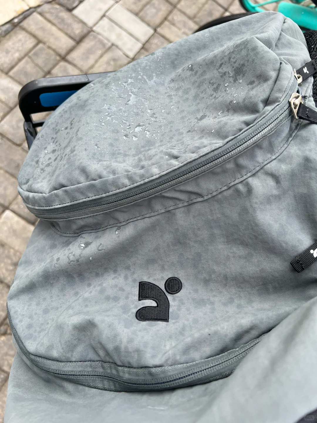 到底是中了什么魔咒 暴雨总在骑车时追我浇