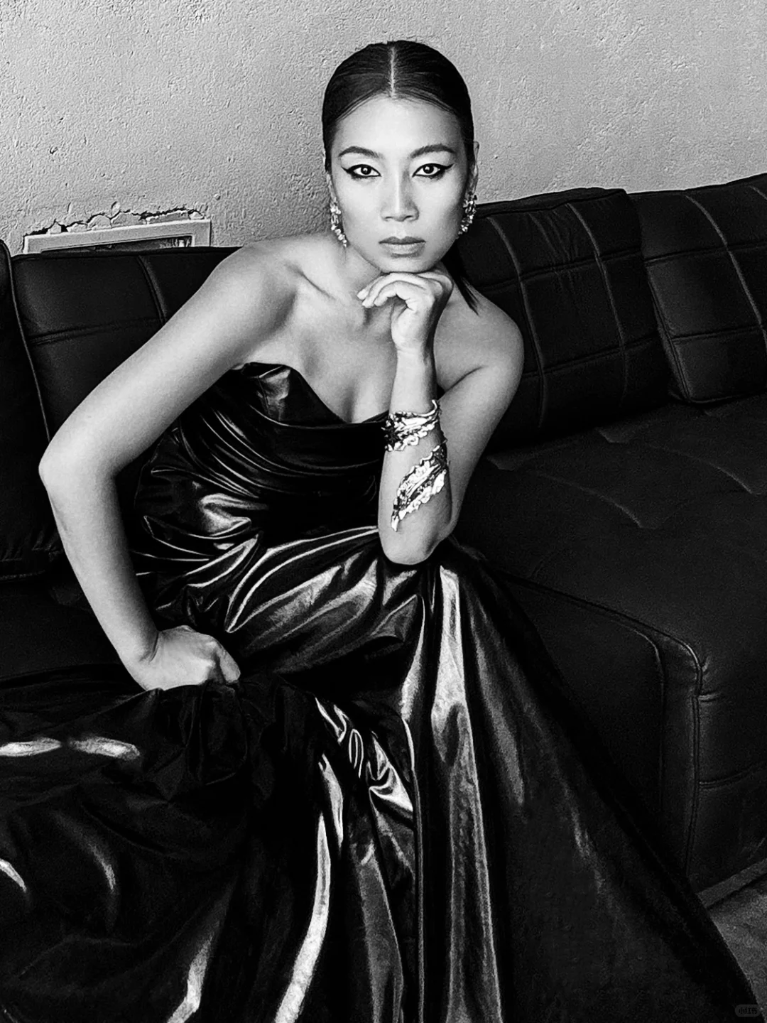 做自己的女主人,也把自己拍成了杂志封面🖤