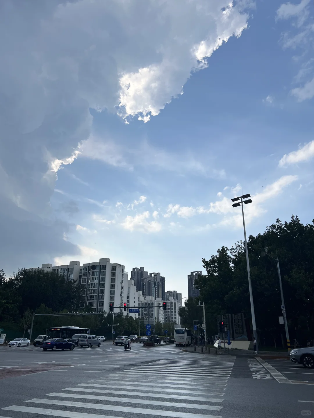 到底是中了什么魔咒 暴雨总在骑车时追我浇