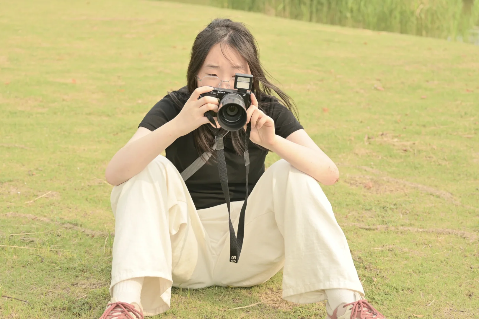索尼女摄的拍照姿势