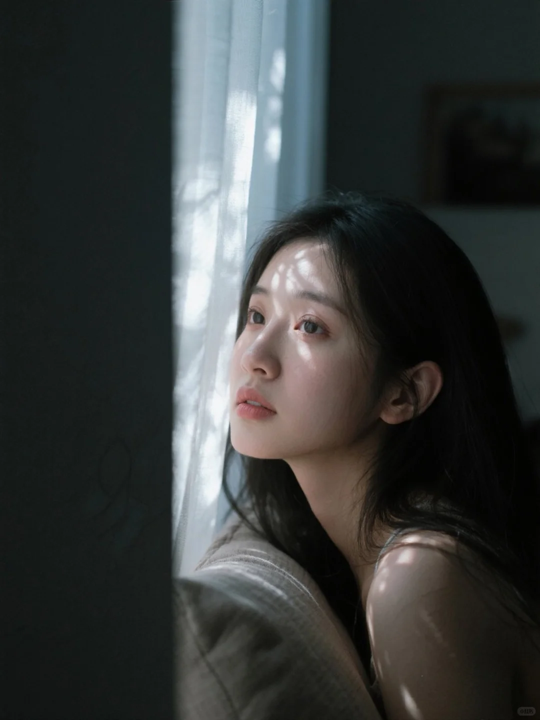 窗边的女人