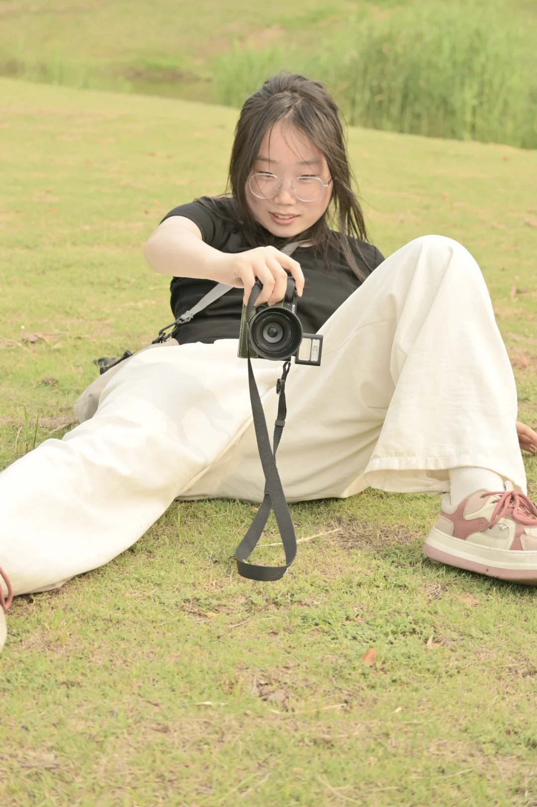 索尼女摄的拍照姿势