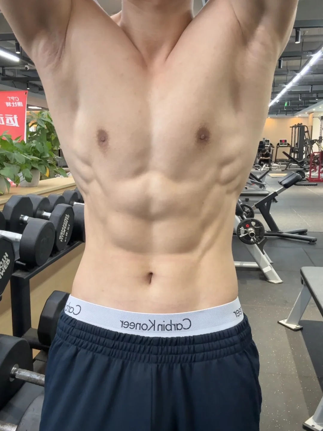 试过了 白色和你比较搭