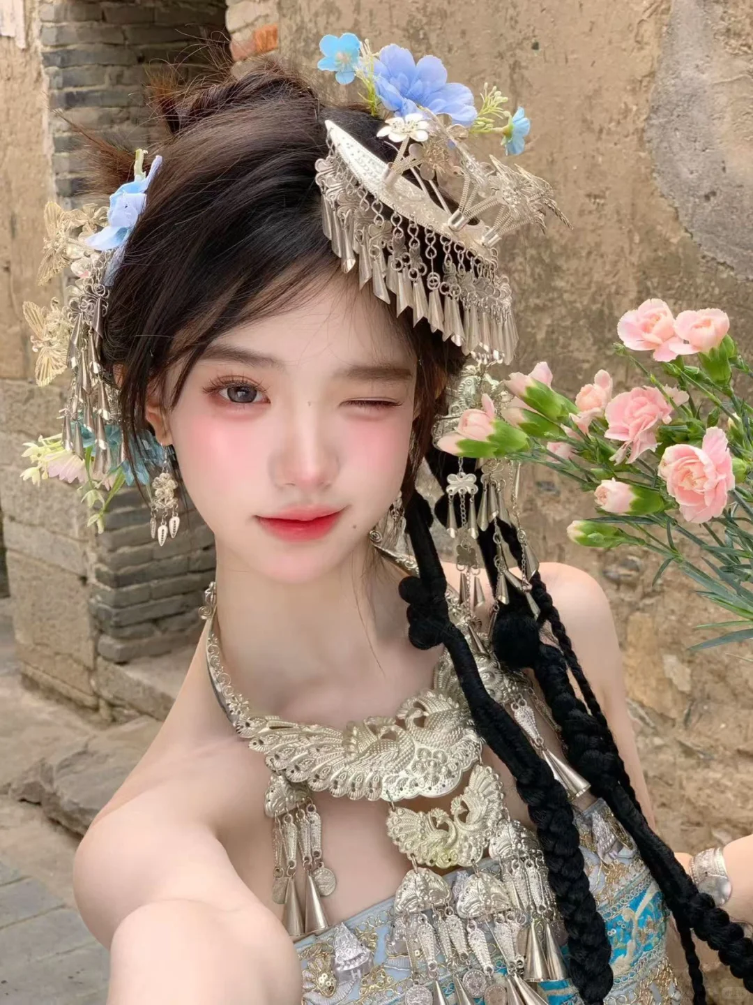 大理阳光下闪闪发光✨的彝族少女也太绝了！