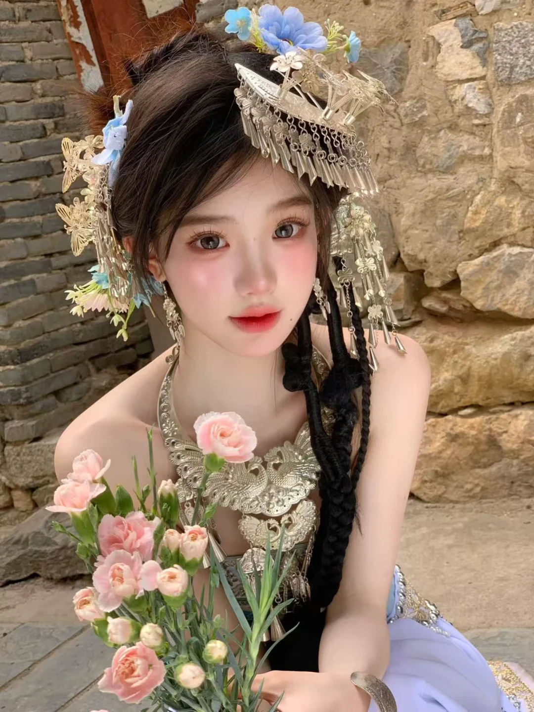 大理阳光下闪闪发光✨的彝族少女也太绝了！