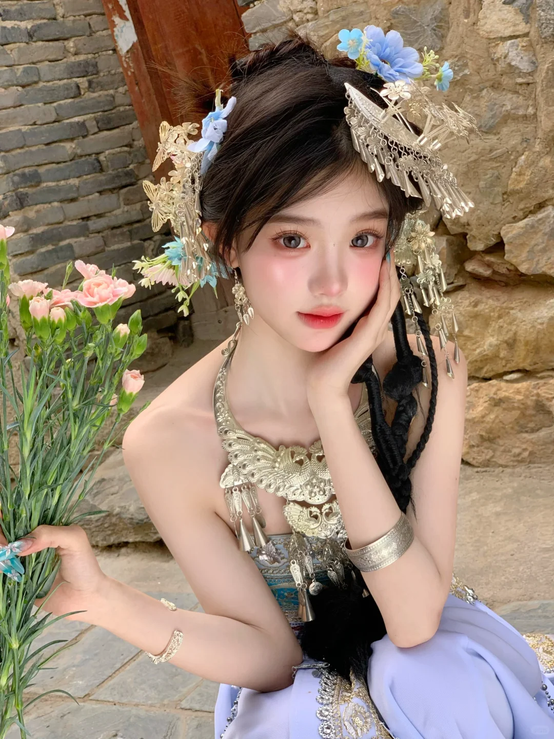 大理阳光下闪闪发光✨的彝族少女也太绝了！