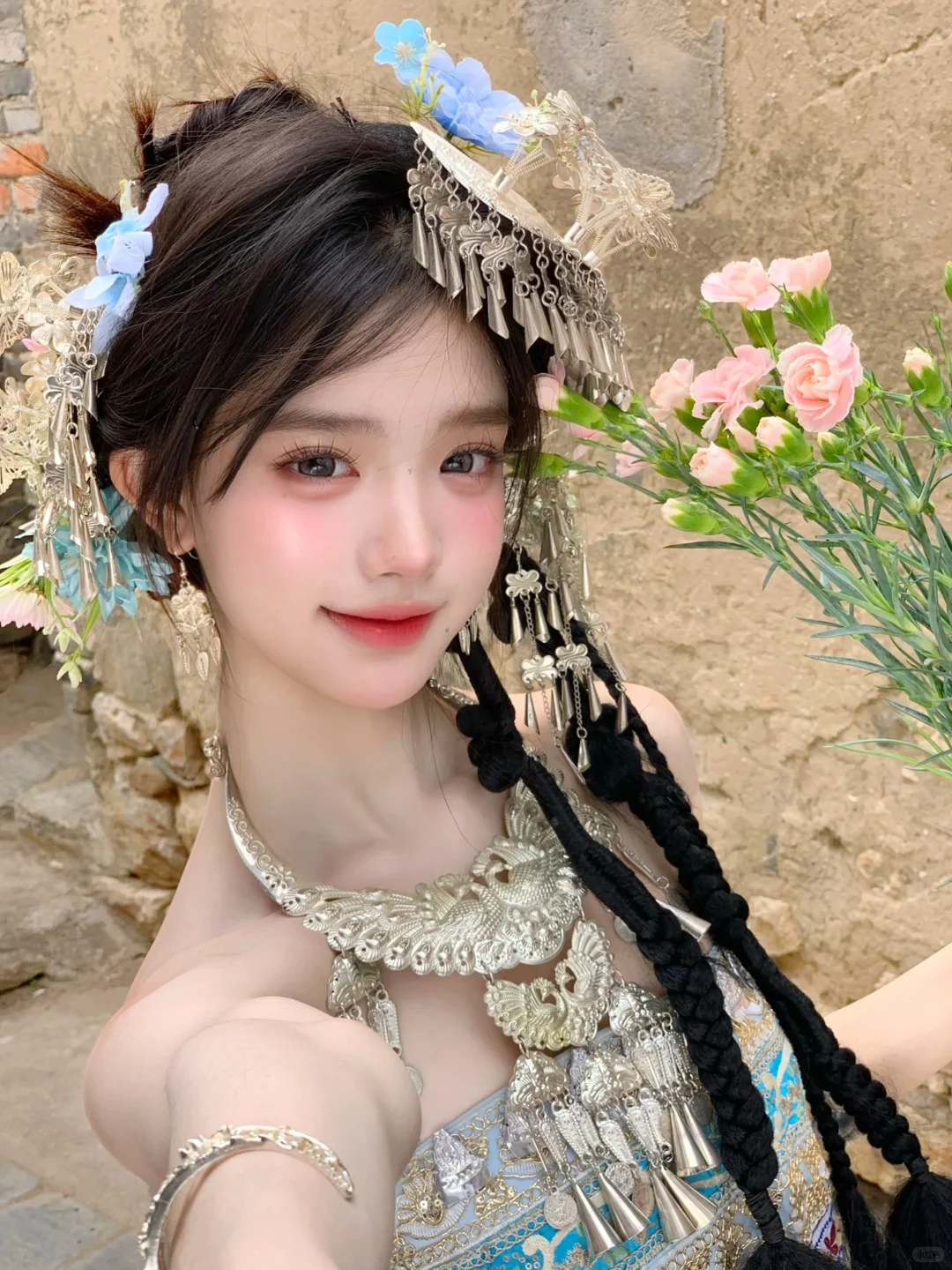 大理阳光下闪闪发光✨的彝族少女也太绝了！