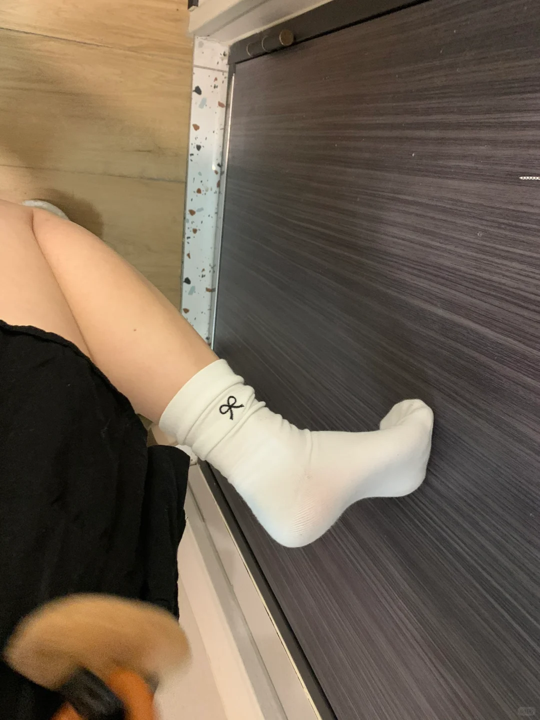 只穿白袜配拖鞋