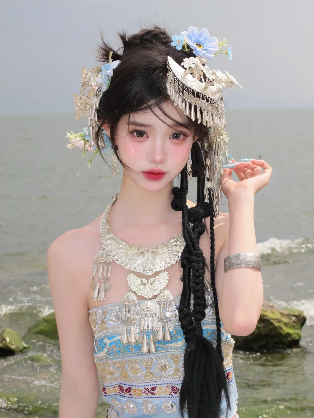 大理阳光下闪闪发光✨的彝族少女也太绝了！