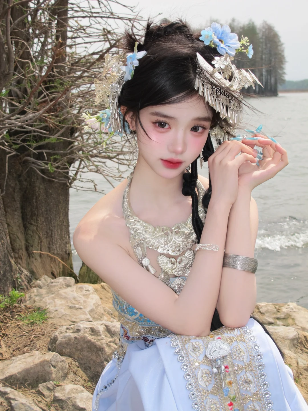 大理阳光下闪闪发光✨的彝族少女也太绝了！