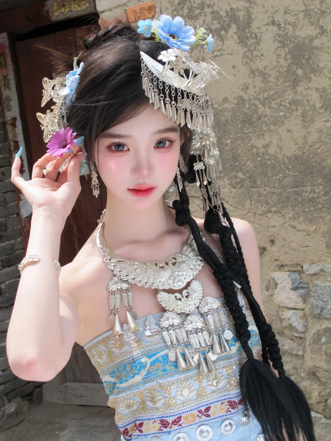 大理阳光下闪闪发光✨的彝族少女也太绝了！