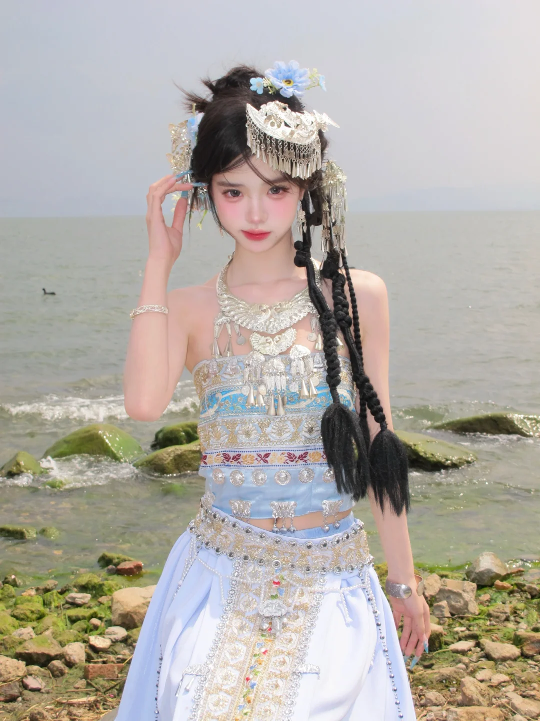 大理阳光下闪闪发光✨的彝族少女也太绝了！