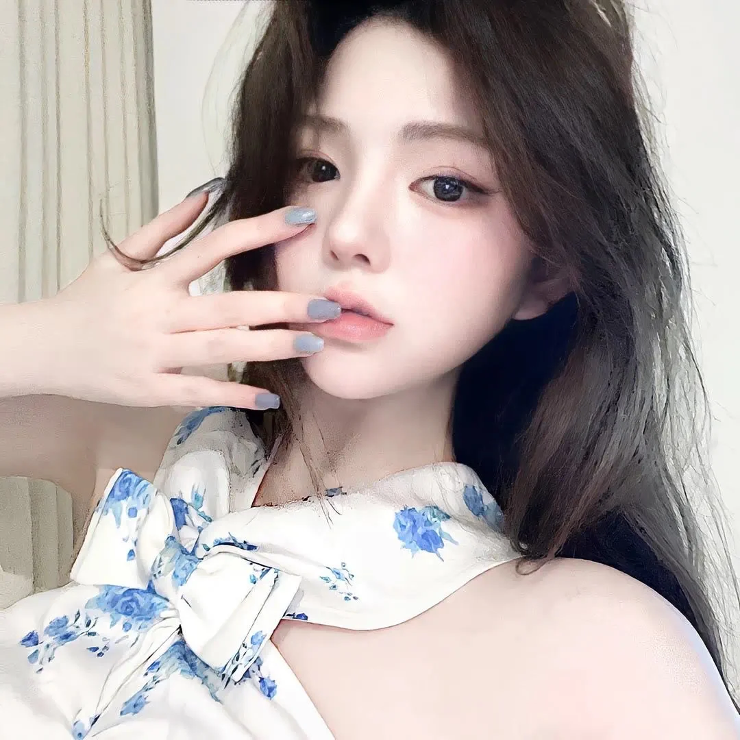 被她的颜值迷住了👀