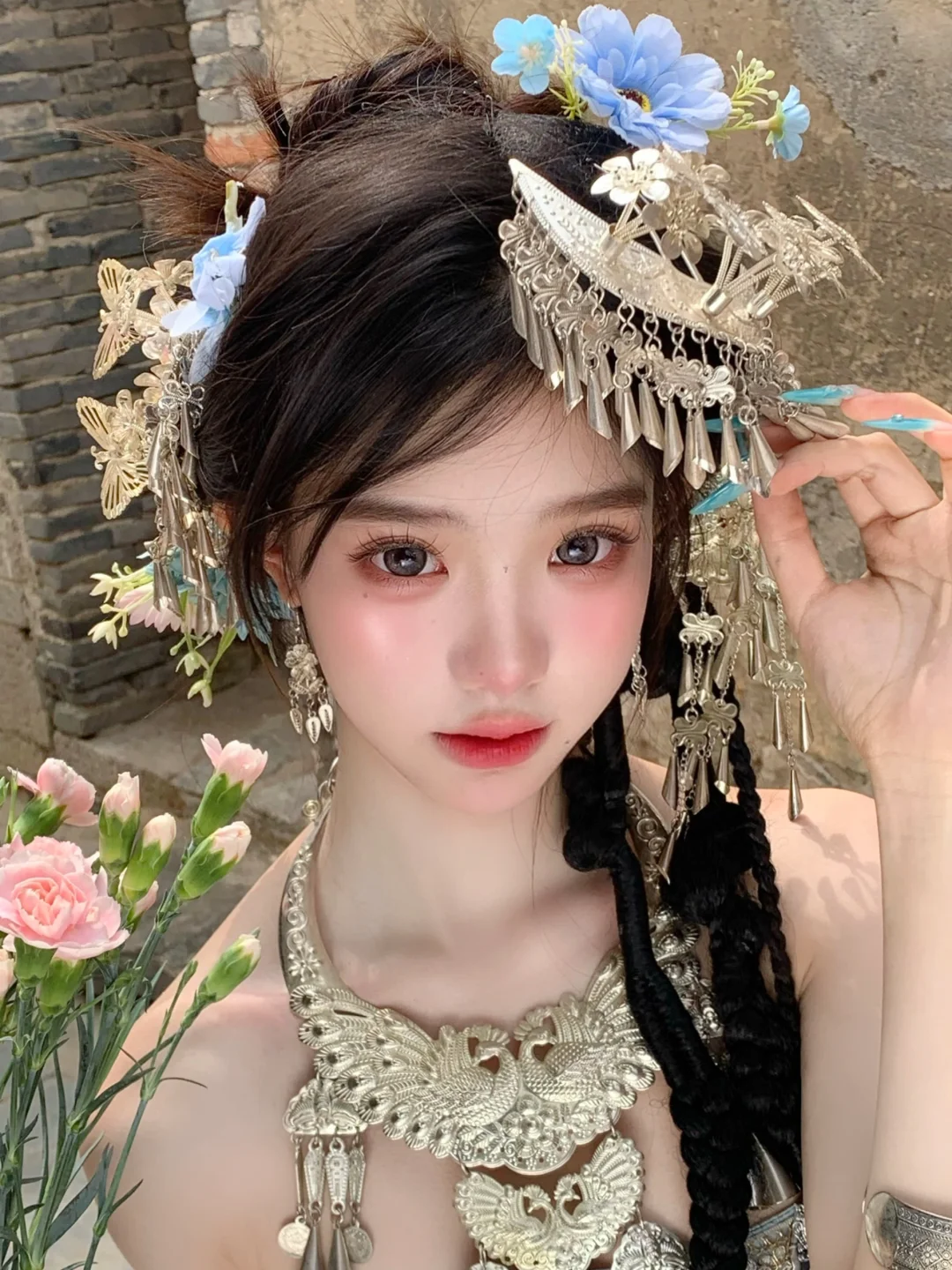 大理阳光下闪闪发光✨的彝族少女也太绝了！