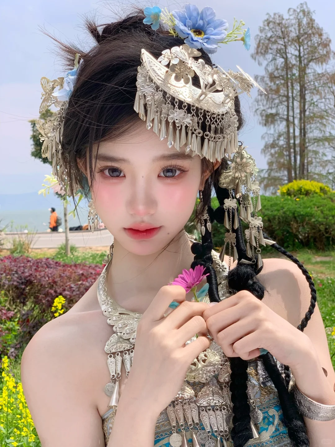 大理阳光下闪闪发光✨的彝族少女也太绝了！