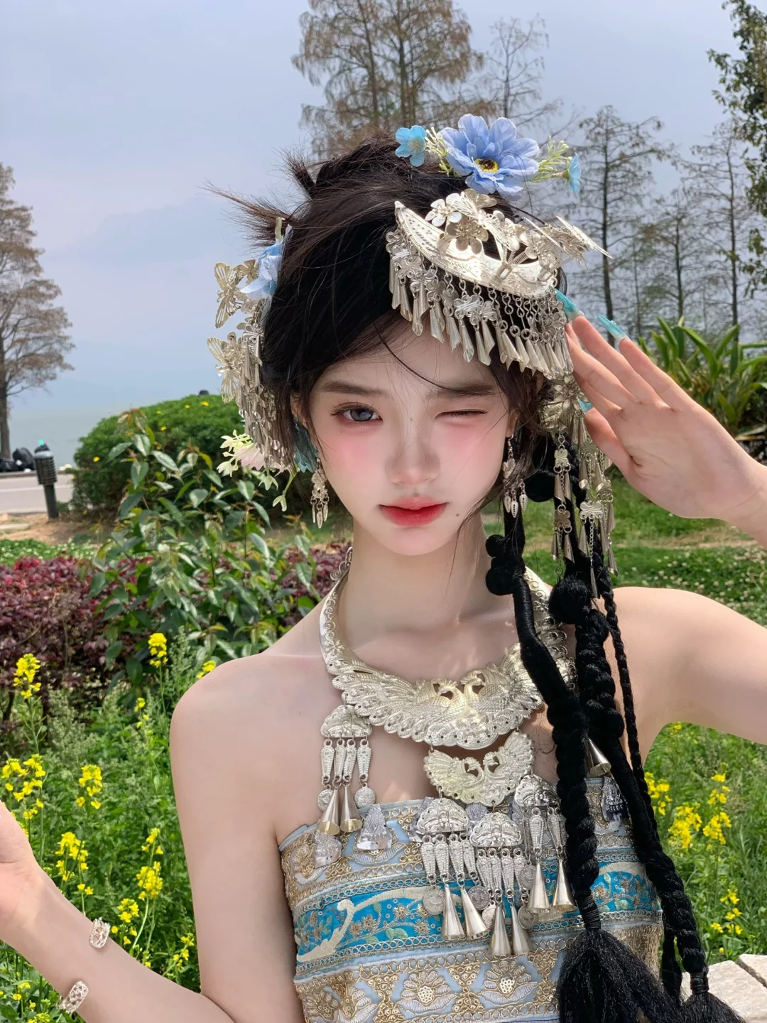 大理阳光下闪闪发光✨的彝族少女也太绝了！