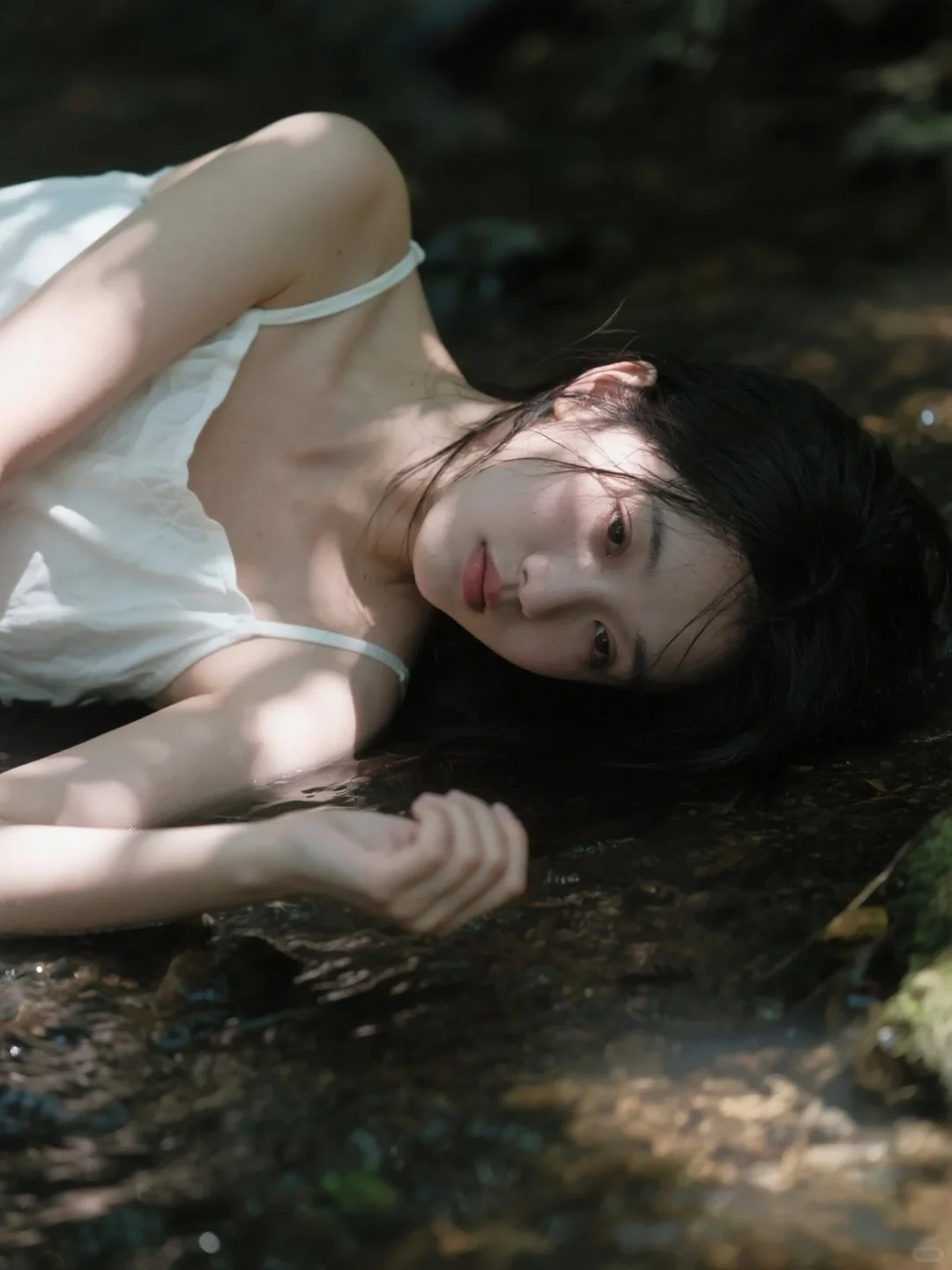 水边的温柔，是她眼中的清透