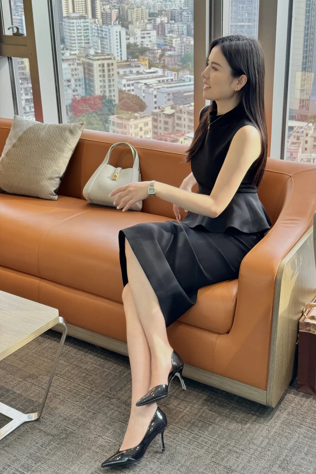 高跟鞋+包臀裙就是气场全开的职场大女主