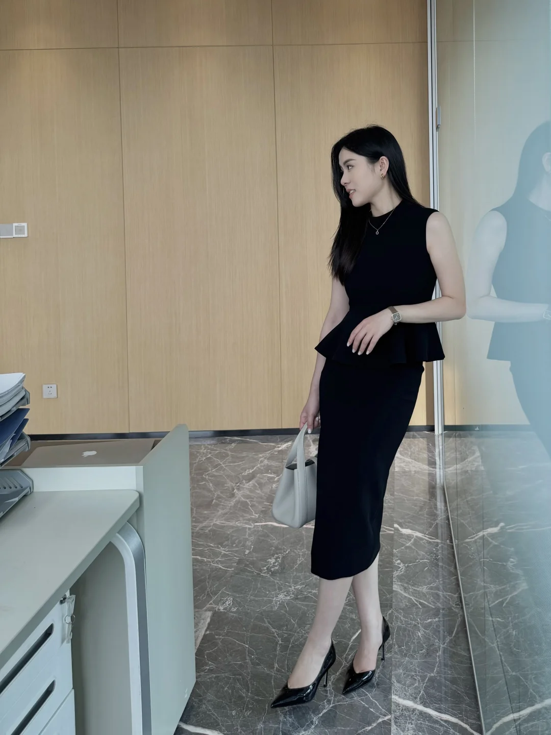 高跟鞋+包臀裙就是气场全开的职场大女主