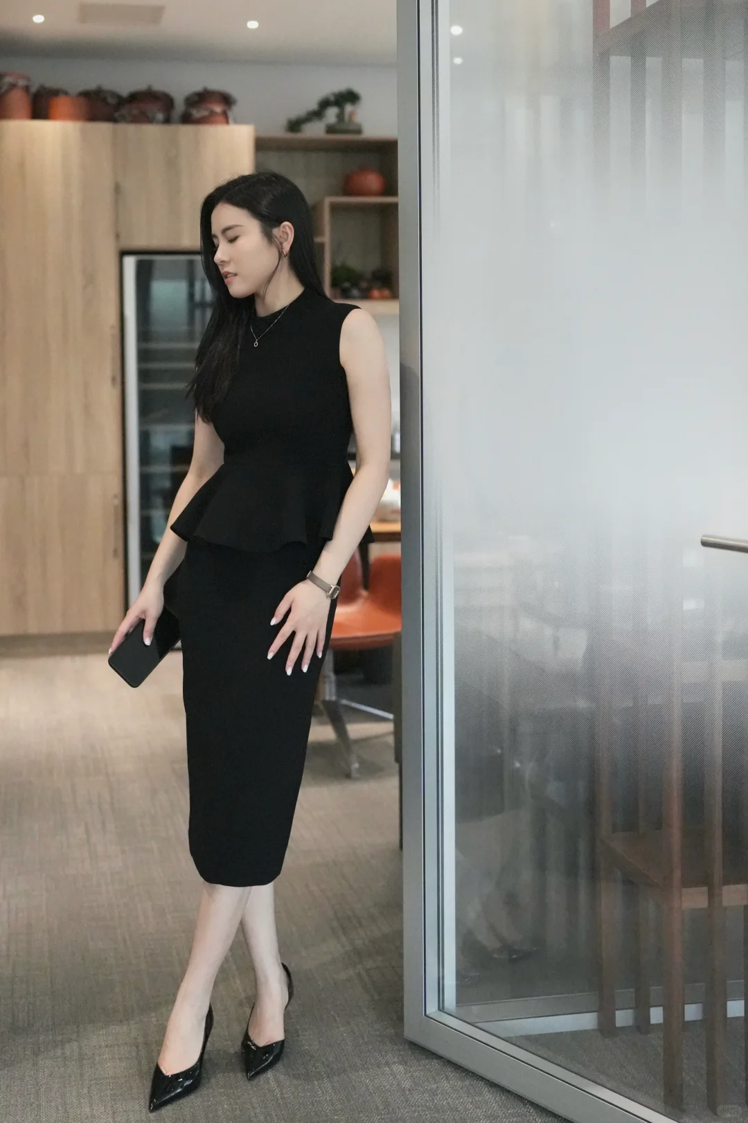 高跟鞋+包臀裙就是气场全开的职场大女主