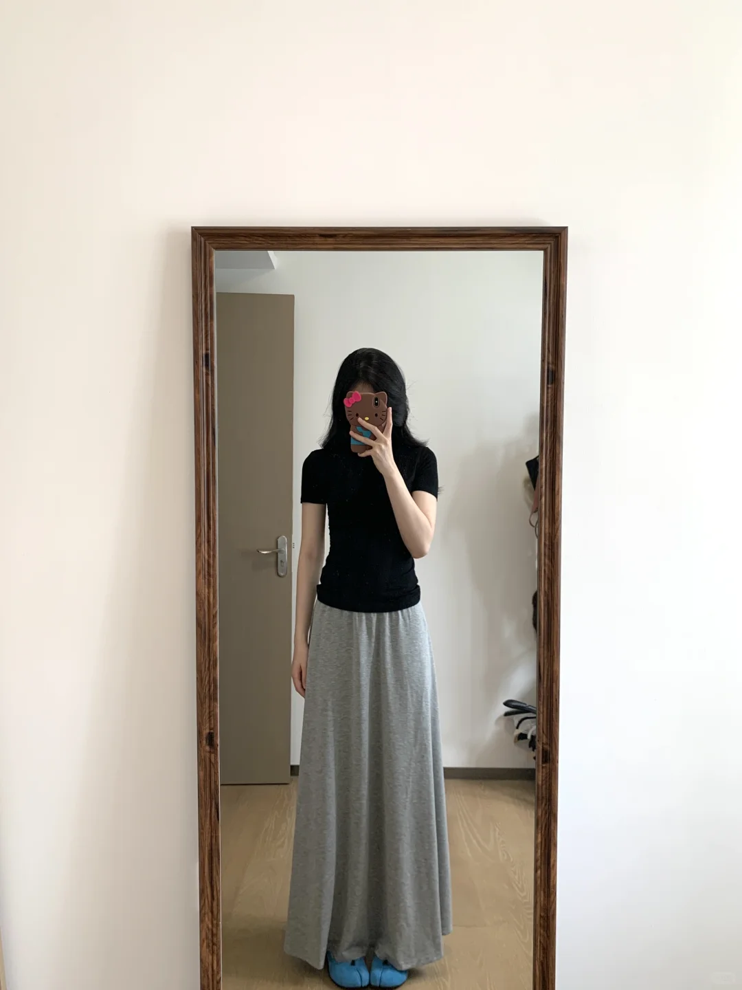 姐妹们 新买的灰色半裙要留吗