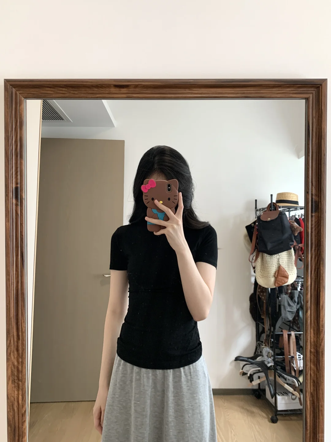 姐妹们 新买的灰色半裙要留吗