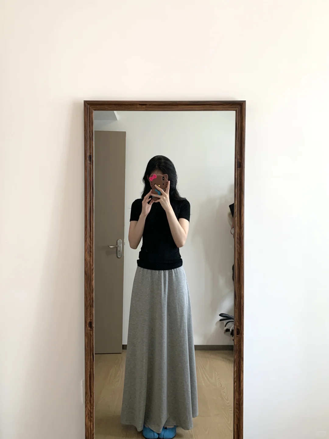 姐妹们 新买的灰色半裙要留吗