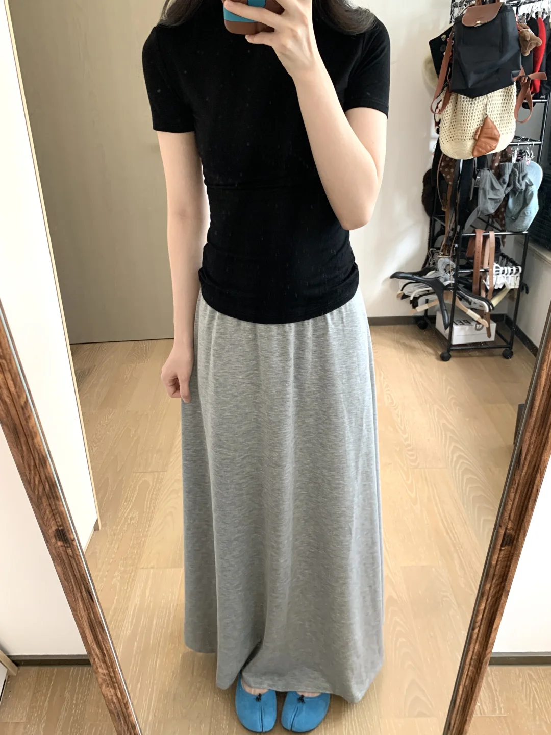 姐妹们 新买的灰色半裙要留吗
