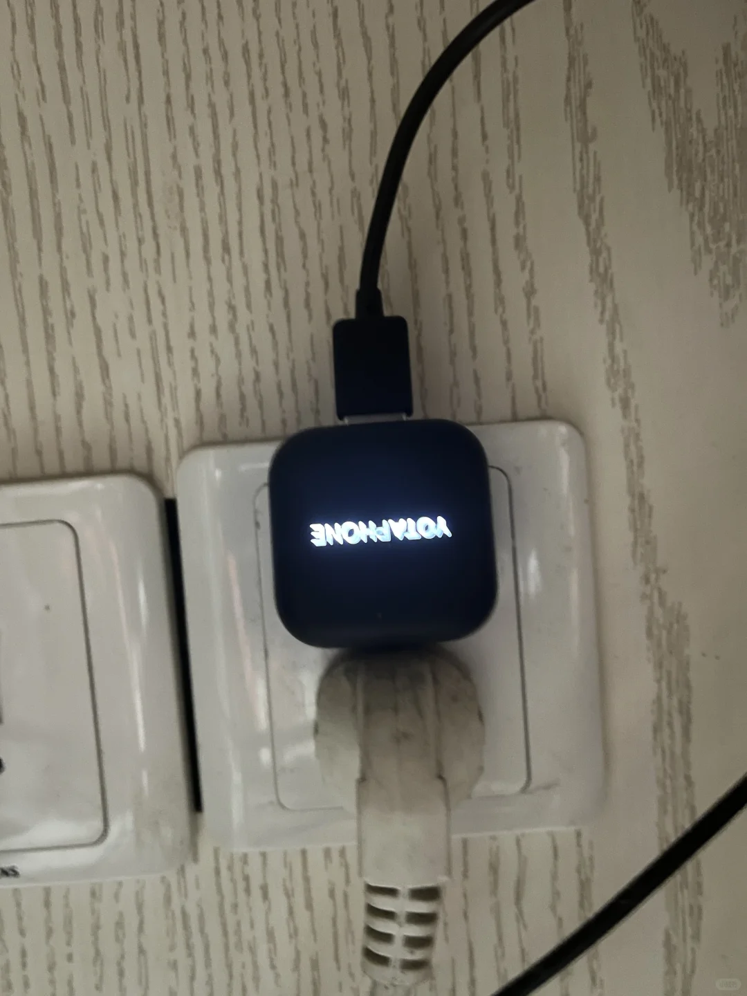 大家电纸书阅读器是怎么收纳和充电的？
