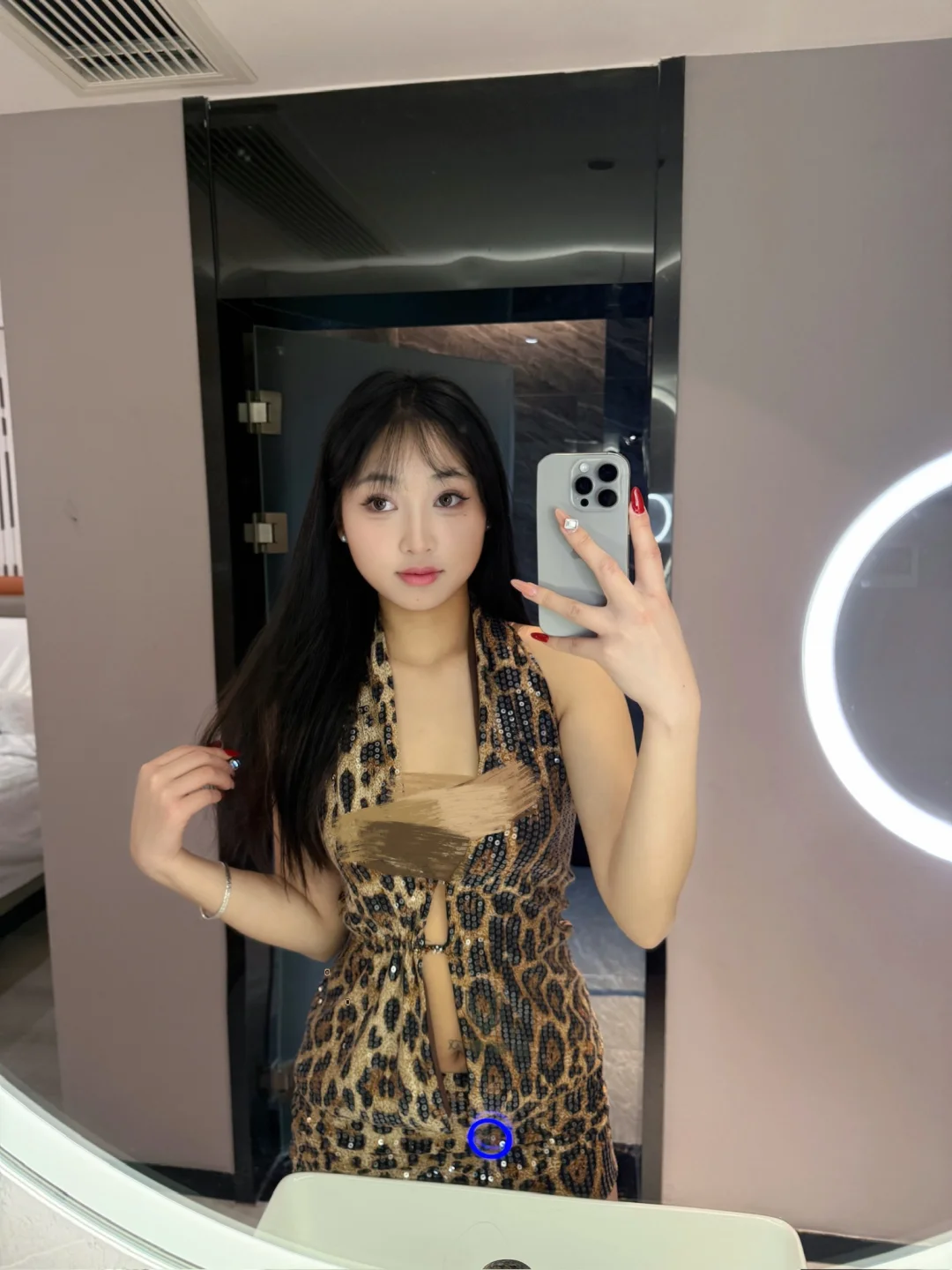 左滑 帮05女大上身挂脖豹纹