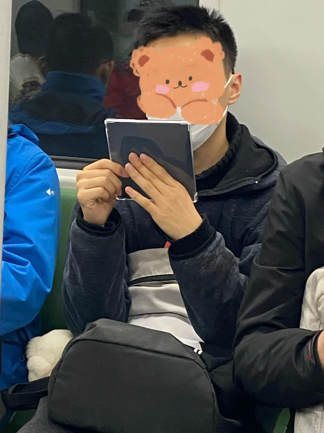 地铁上读书的人～7