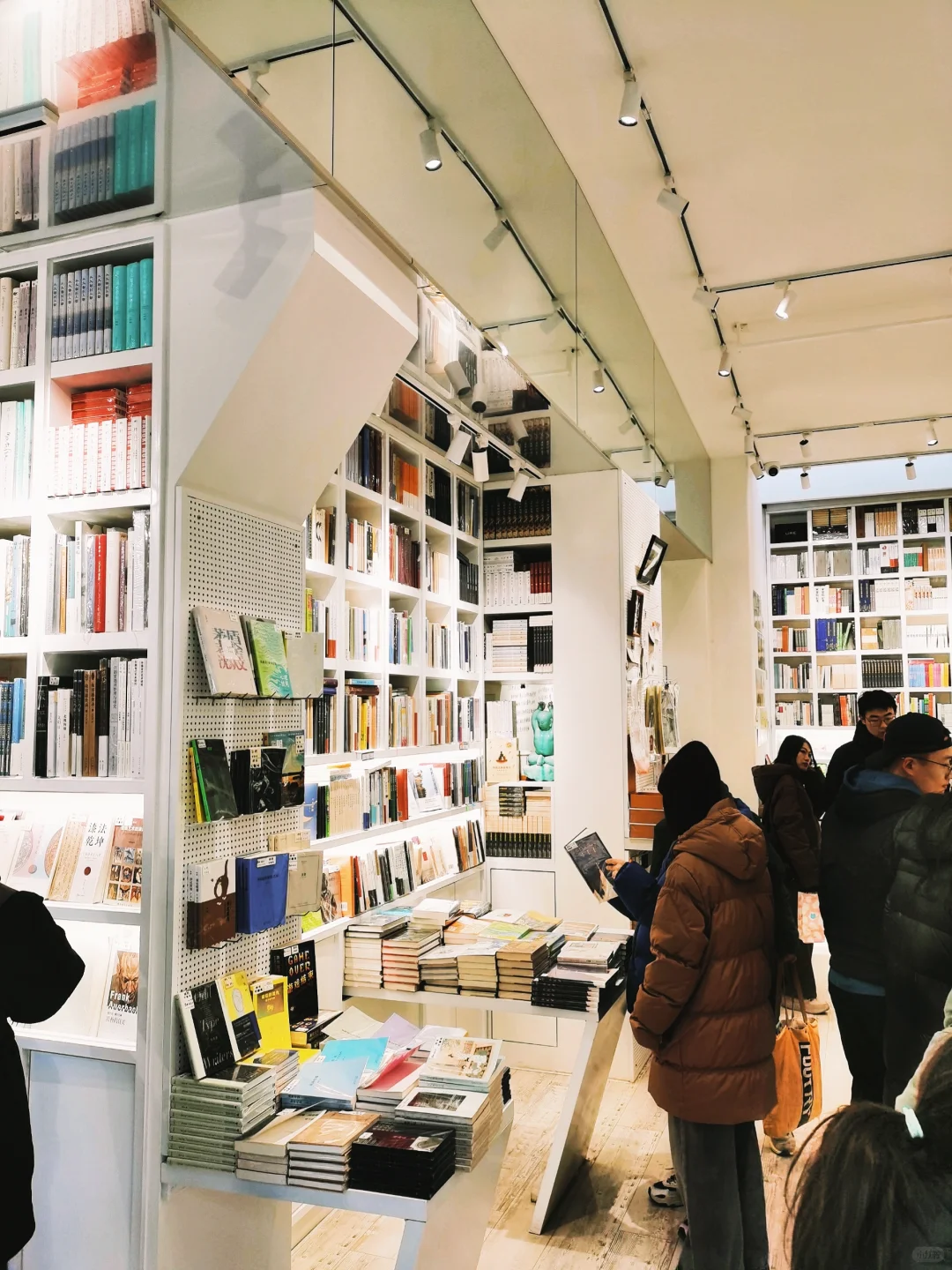 书店里席地而坐的阅读者