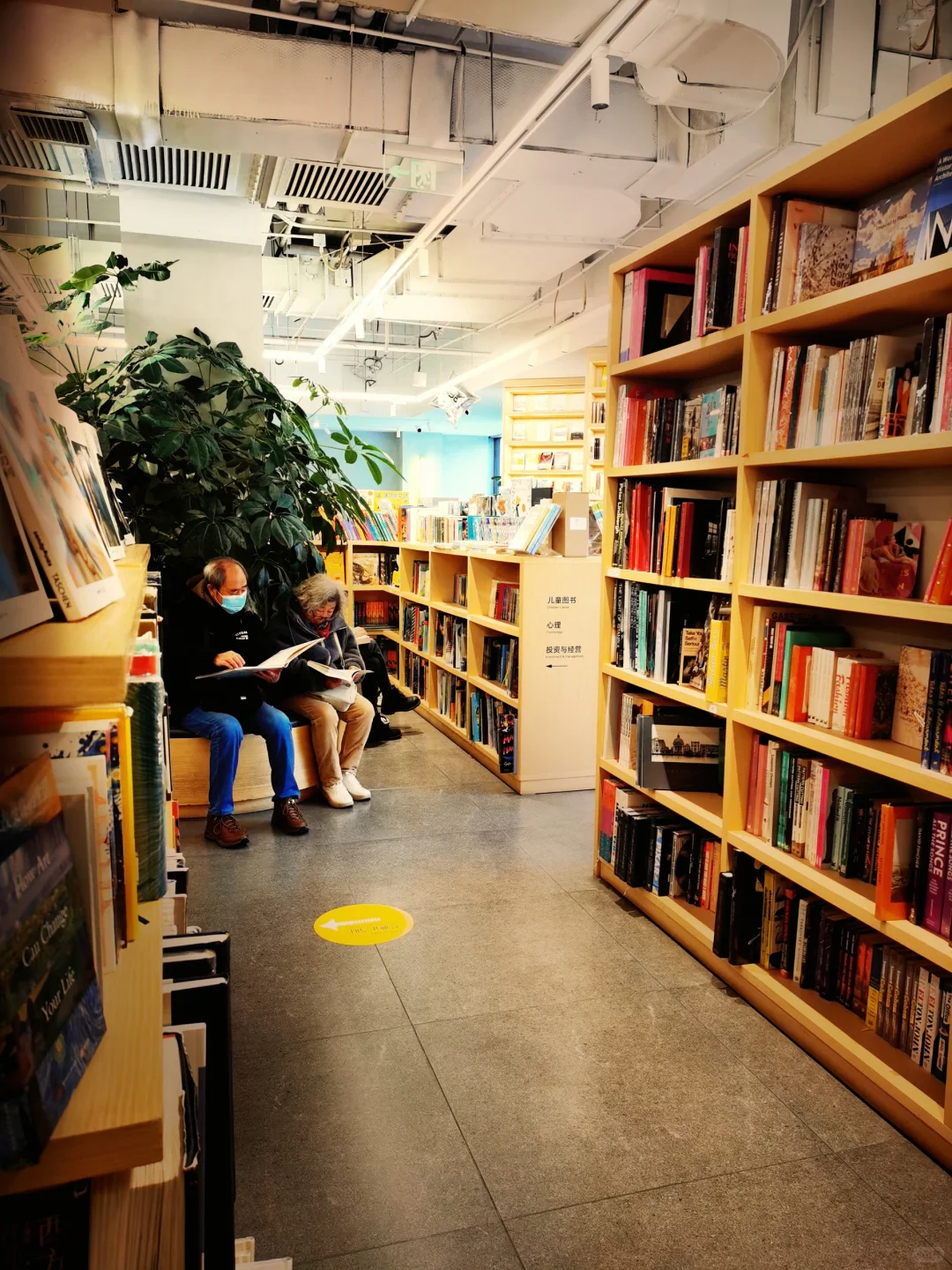 书店里席地而坐的阅读者