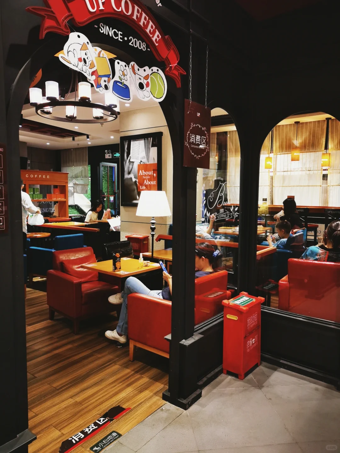 书店里席地而坐的阅读者