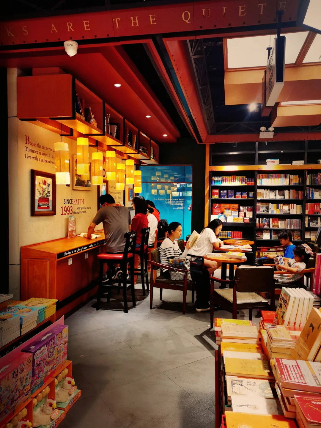 书店里席地而坐的阅读者