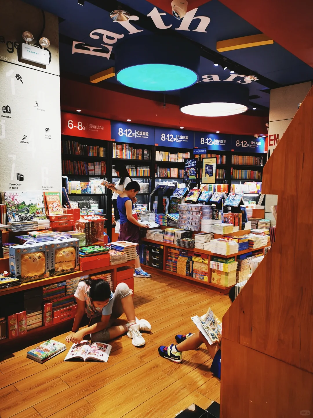书店里席地而坐的阅读者