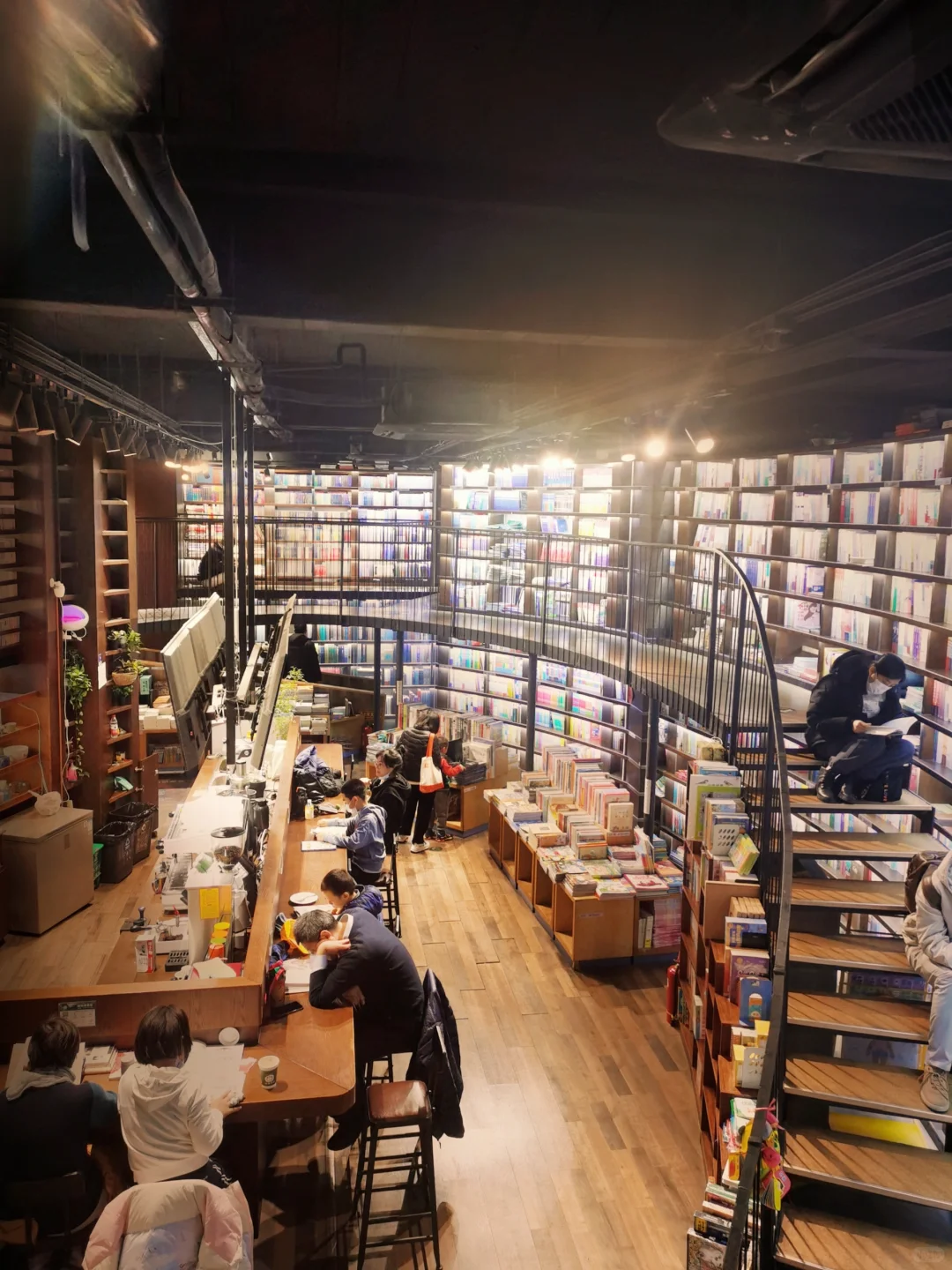 书店里席地而坐的阅读者