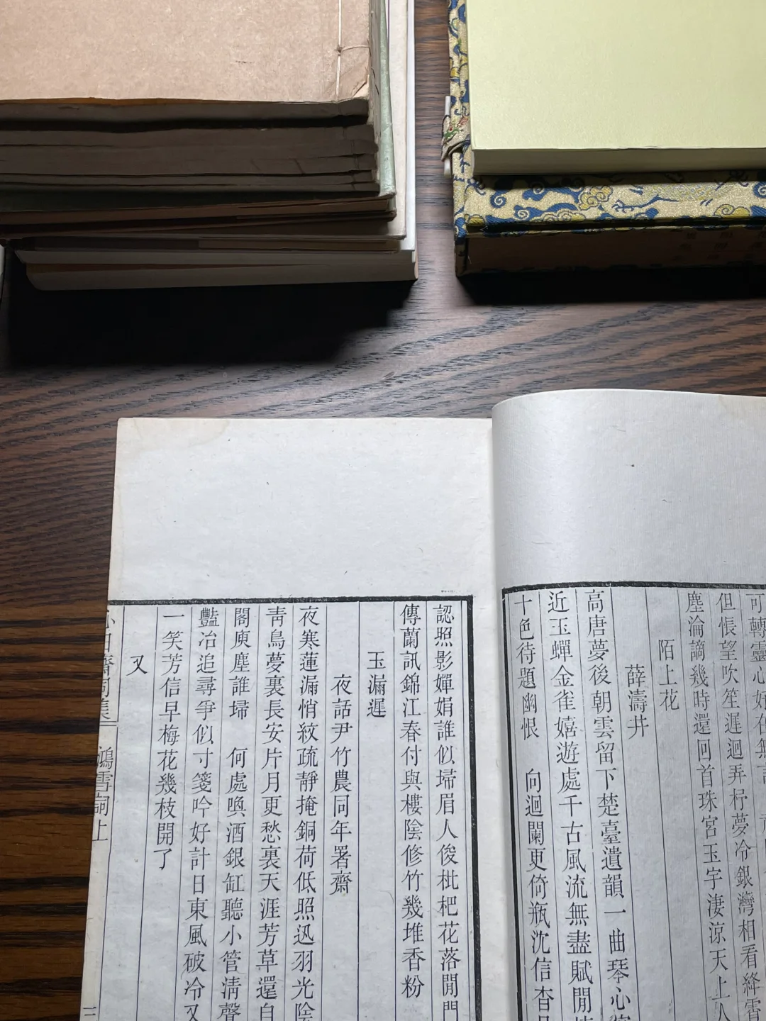 夜晚在灯下读书，谁懂这种快乐