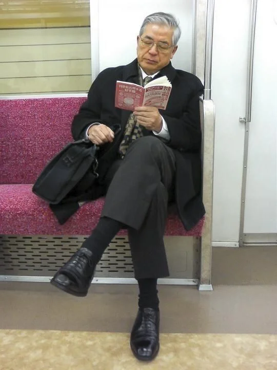 绘画参考素材│多角度读书拿书坐姿动作参考