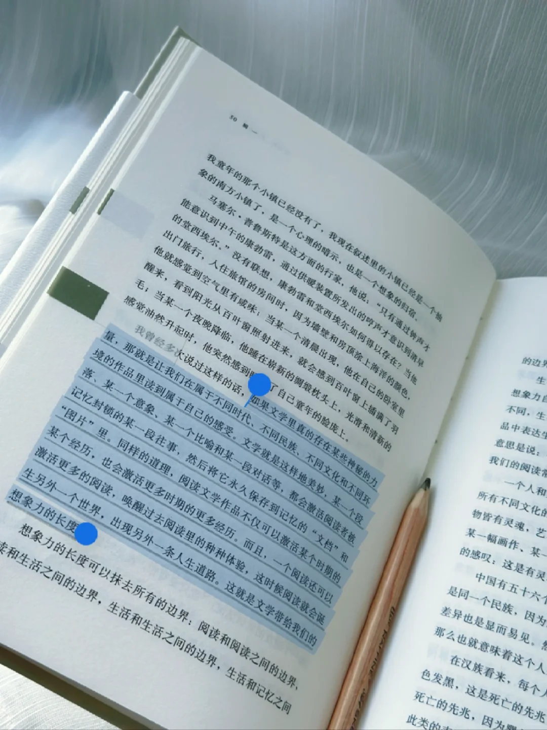 文字脱离日常语境，展现一个更为真实的世界。