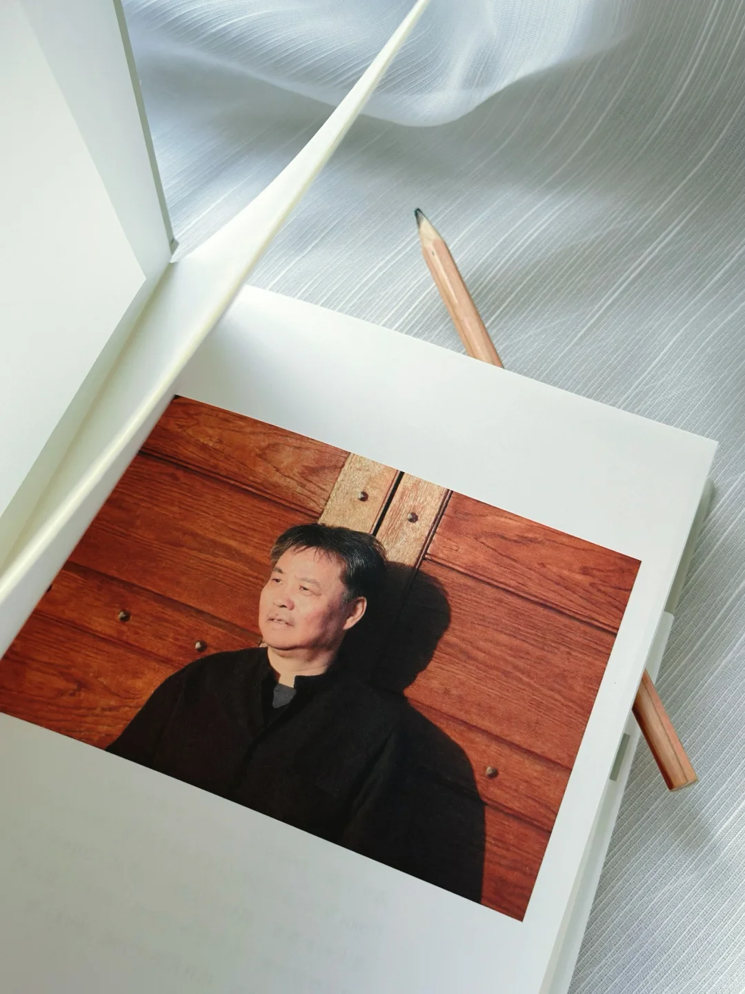 文字脱离日常语境，展现一个更为真实的世界。